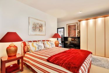5 Bedrooms House