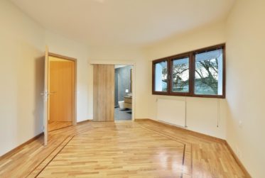 Spacieuse Villa sur terrain de taille confortable avec vue dégagée à vendre