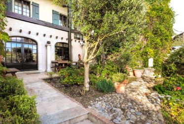 6 Bedrooms House, Village house